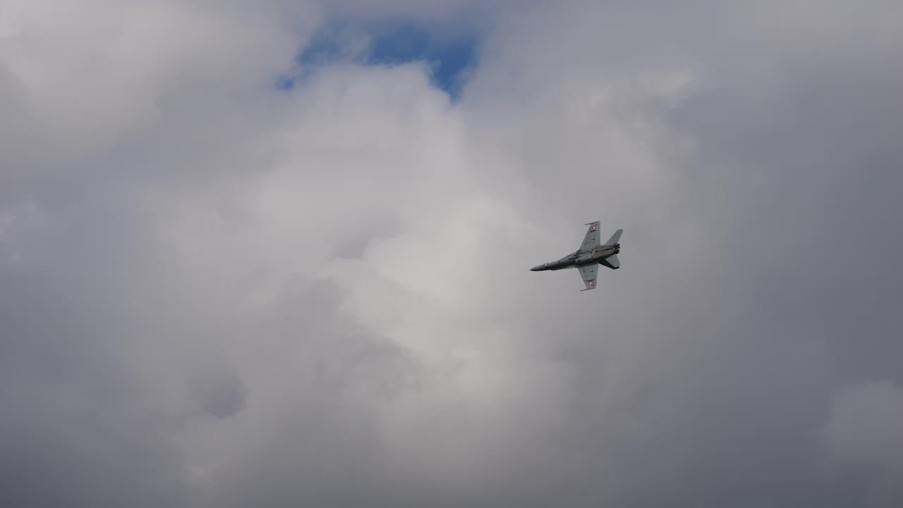 Airpower arishow, fast-flying jet leaves a trail of smoke in the sky as it performs an impressive aerial maneuver