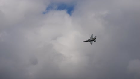 airpower arishow, fast-flying jet leaves a trail of smoke in the sky as it performs an impressive aerial maneuver
