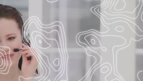 topografía contra la mujer caucásica ejecutiva de atención al cliente hablando por teléfono auricular en la oficina