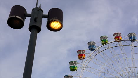 rueda de la fortuna del parque luna. plano medio