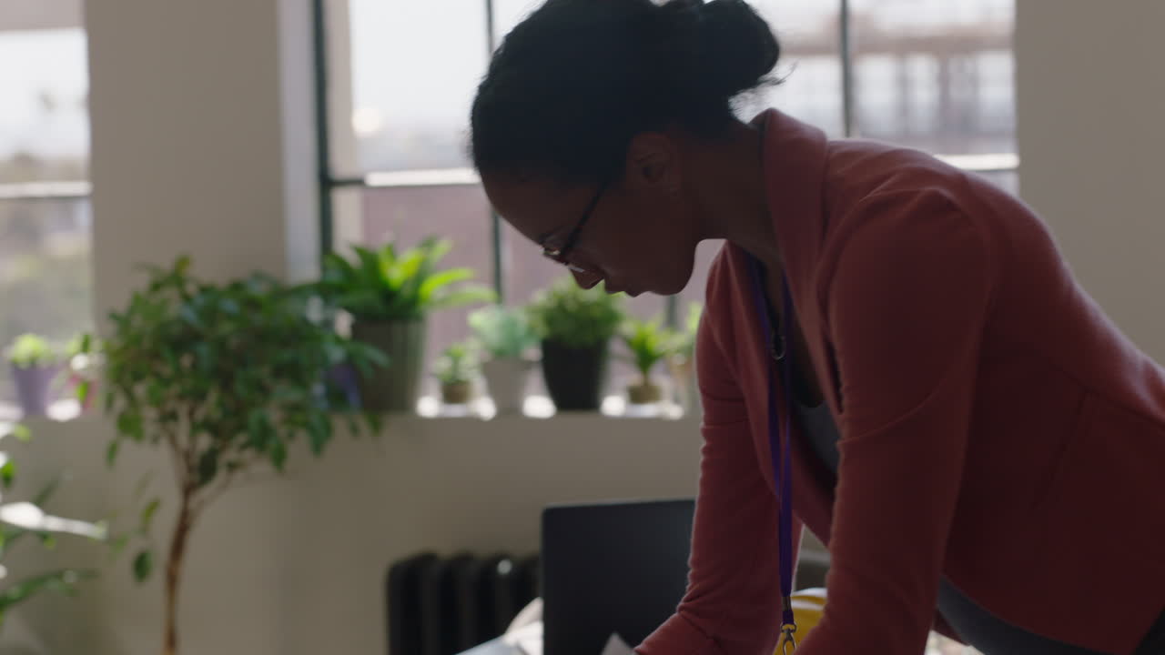 임신한 비즈니스 여성 건축가 건물 계획을 사용하여 건설 프로젝트에서 일하는 여성 엔지니어 브레인 스토밍 디자인 솔루션 계획 현대 사무실에서 개발 전략