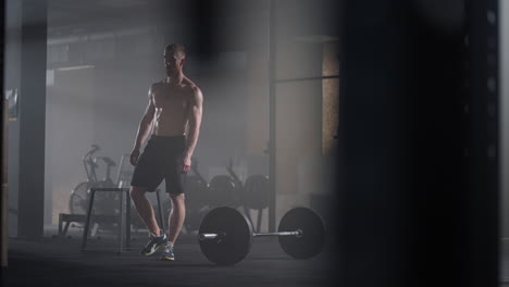 Jóvenes-Exhaustos-Descansando-Después-De-Un-Entrenamiento-Intensivo-En-El-Gimnasio.-Fitness-Hombre-Sano-Cansado-Después-Del-Ejercicio-De-Entrenamiento-De-Fuerza-En-El-Gimnasio.-Modelo-Masculino-Cansado-Y-En-Forma,-De-Pie-Y-Relajado-Después-De-Un-Entrenamiento-Intenso.