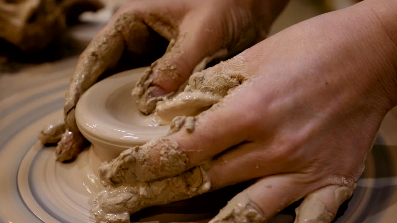 el alfarero está haciendo una olla de arcilla en la rueda del alfarero