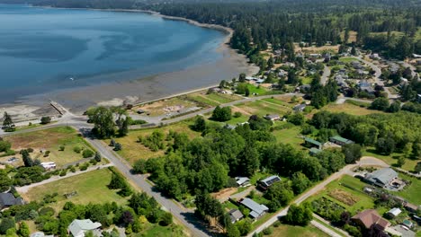 vista aérea de las exuberantes comunidades de whidbey island en el agua