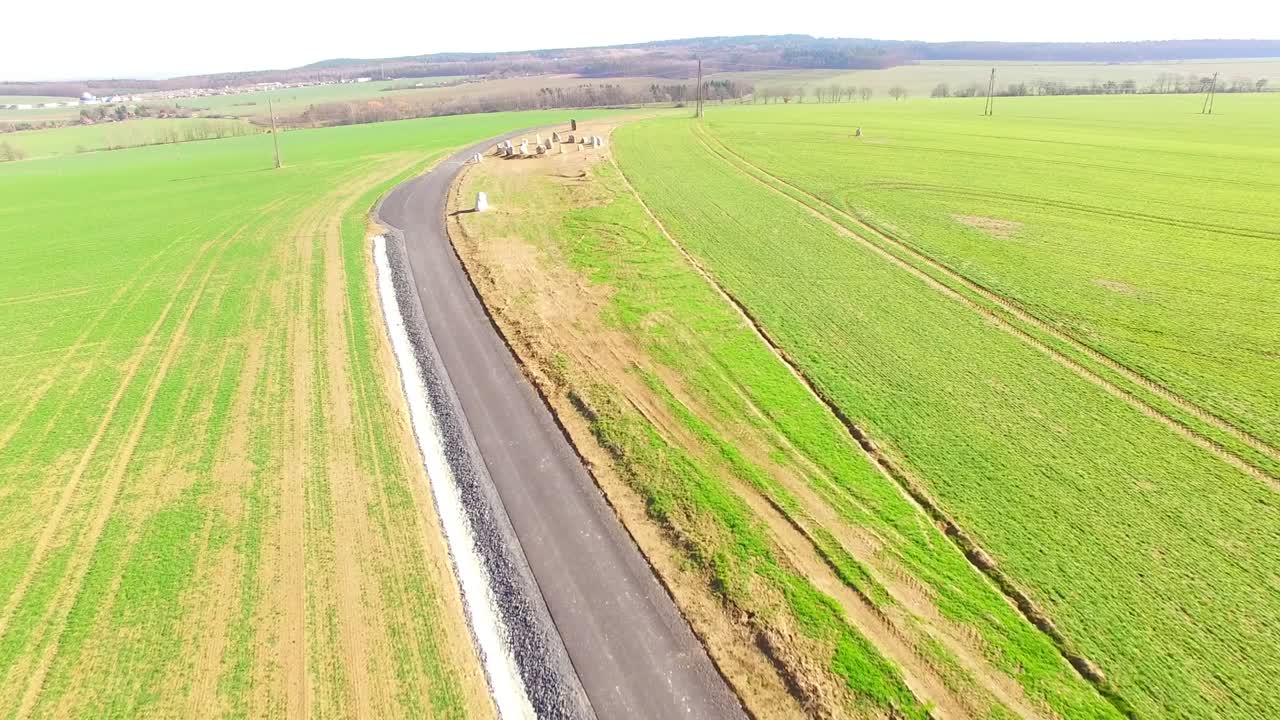 antiguo círculo de piedra desde arriba. monumento de megalito en el campo verde cerca de pilsen. república checa.