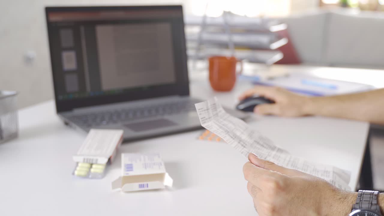 para un tratamiento, el usuario de drogas lee el folleto.