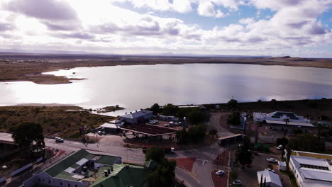 camiones de carga entran en la histórica ciudad de great karoo beaufort west, vista de la presa completa