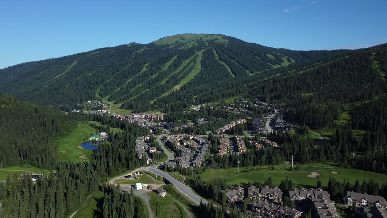 el complejo de esquí sun peaks en canadá