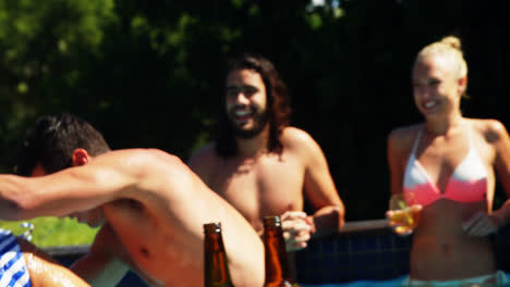 grupo de amigos divirtiéndose en la piscina