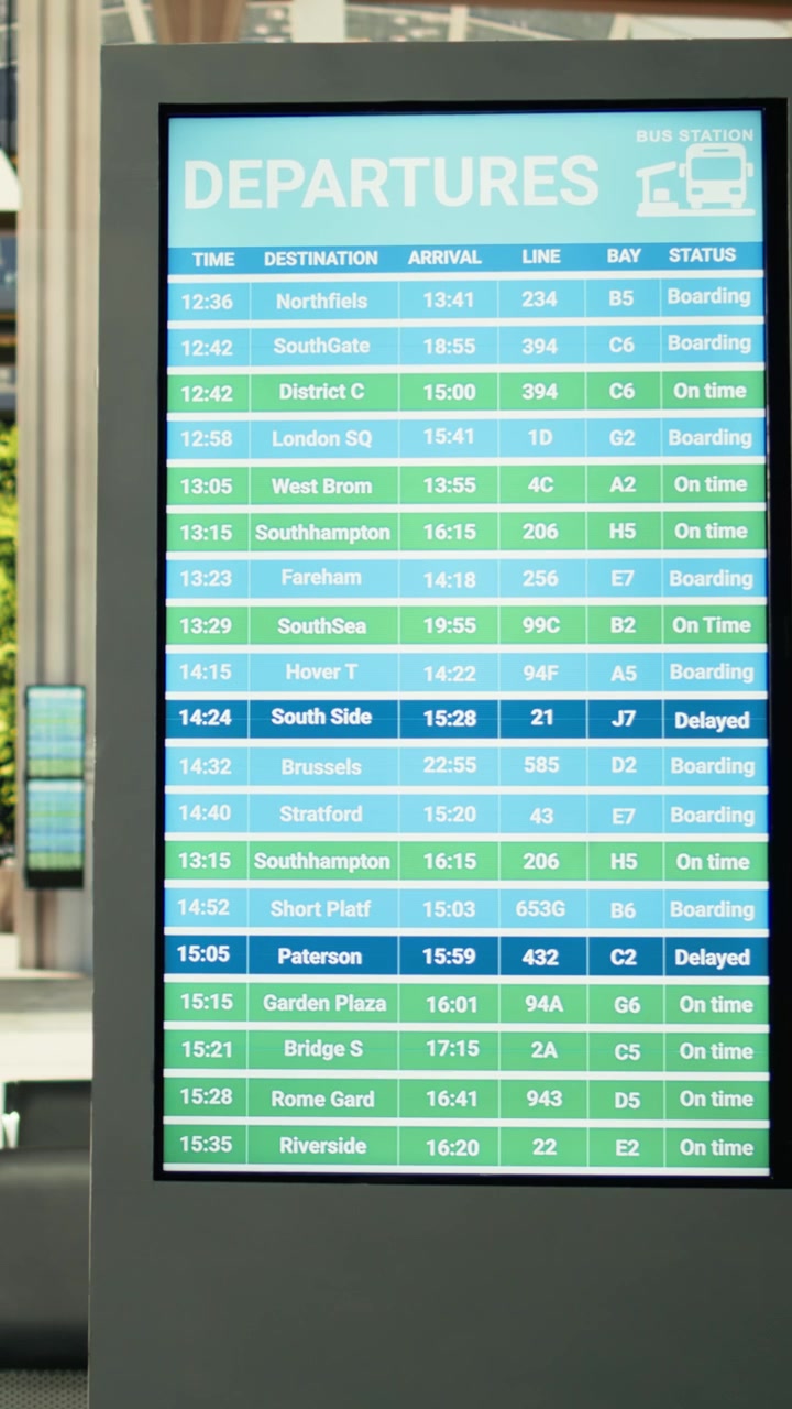 Estación de autobuses urbana vacía con panel de salidas moderno e iluminado