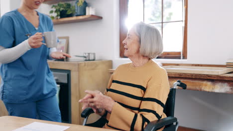 mujer, enfermera y café en el cuidado de ancianos