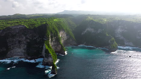 High-cliffs-along-coast-of-Nusa-Penida-island,-Bali-in-Indonesia