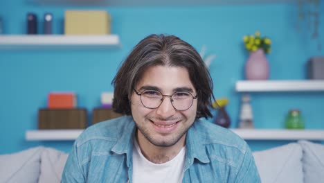 un joven maduro que aprueba y acepta. escuchando noticias y anuncios.