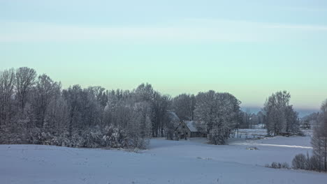 Toma-De-Tiempo-Del-Movimiento-De-Las-Nubes-Sobre-Una-Cabaña-De-Madera-Con-Suelo-Blanco-Cubierto-De-Nieve-En-Un-Frío-Día-De-Invierno