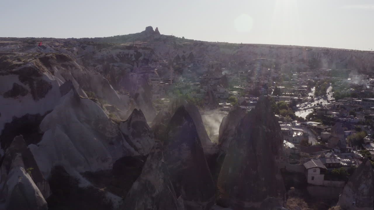 sobrevuelo aéreo de formaciones rocosas de chimenea, bengalas y tormenta de polvo en goreme, turquía