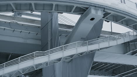 hombre bajando las escaleras en un puente