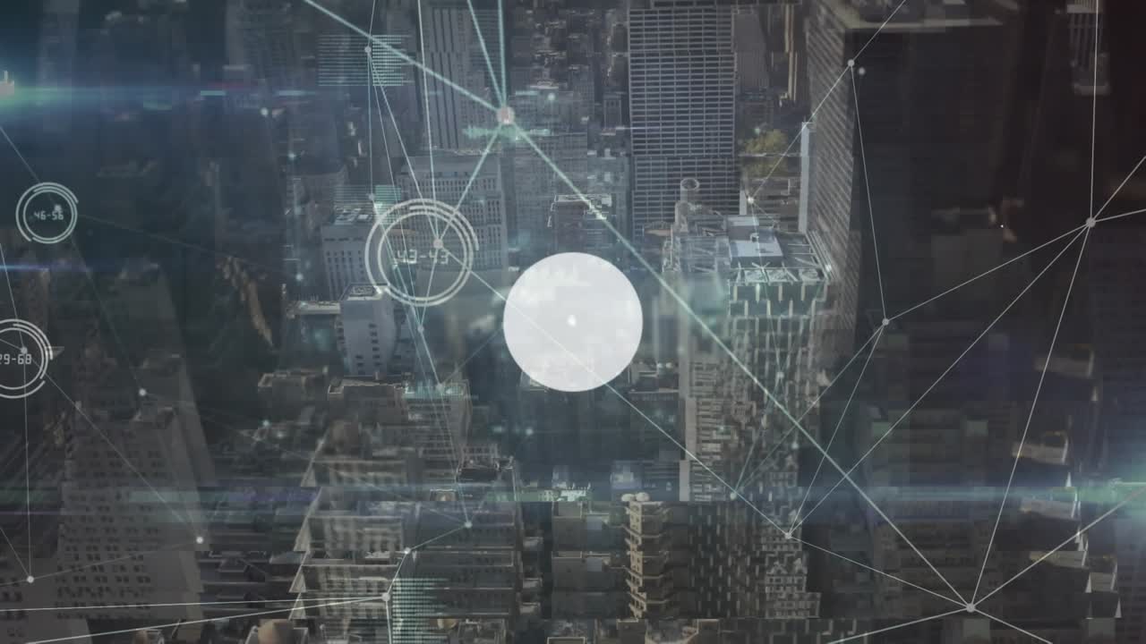 Animazione di una rete di connessioni con icone ed elaborazione dati su un paesaggio urbano