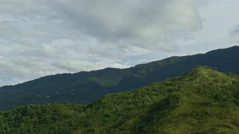 Malerischer-Blick-Auf-Windgeneratoren-Auf-Der-Spitze-Von-Silhouettenbergen-Mit-Schönen-Wolken-Darüber