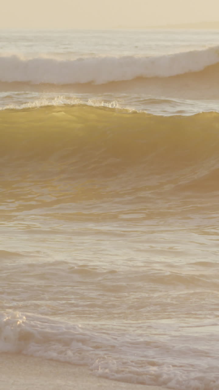 바다의 파도와 푸른 하늘은  ⁇  비어 있는  ⁇ 빛 해변에 있습니다.