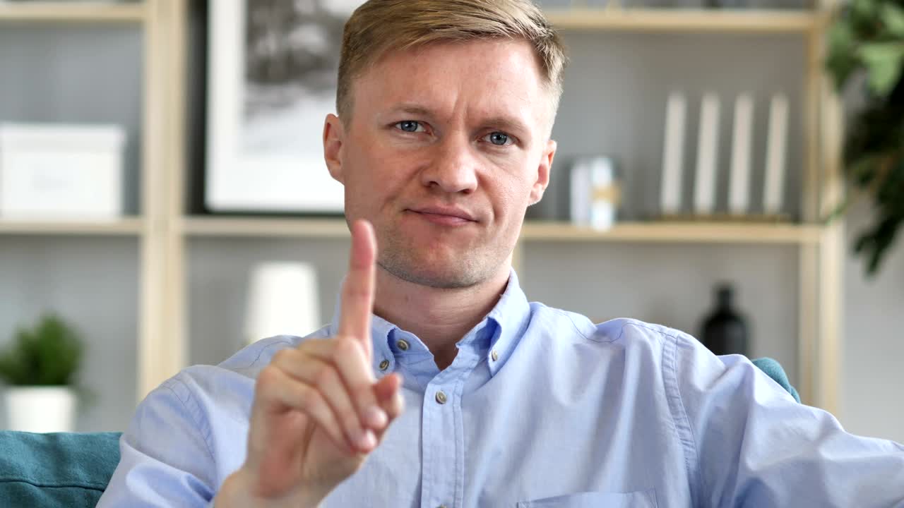 no, el hombre de negocios rechaza la oferta agitando el dedo.