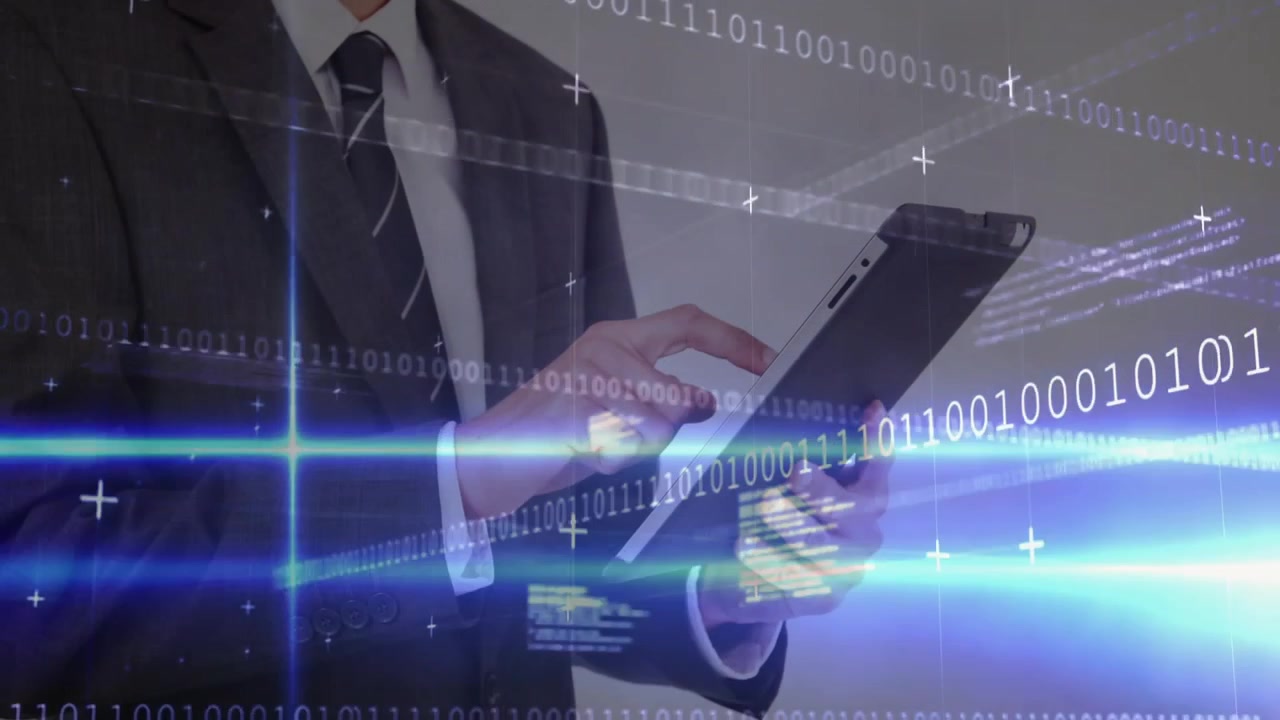 Uomo d'affari che solleva un tablet, toccando per navigare mentre una sovrapposizione digitale si intensifica per visualizzare il flusso.