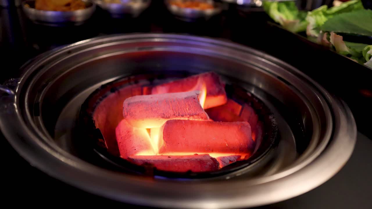 금속 컨테이너에서 나무 석탄 불타는