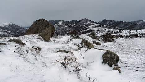 Wunderschöne,-Bewegte,-Schneebedeckte-Berggipfel-Im-Winter-Im-Zeitraffer-In-Der-Ferne