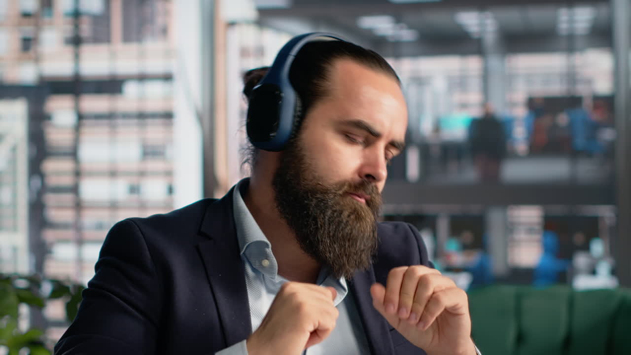 Imprenditore che si diverte ascoltando musica e ballando in ufficio