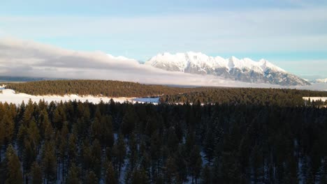 País-De-Las-Maravillas-De-Invierno-En-La-Región-De-East-Kootenay-De-La-Columbia-Británica-Picos-Nevados-De-La-Cordillera-Hughes-En-La-Hora-Dorada