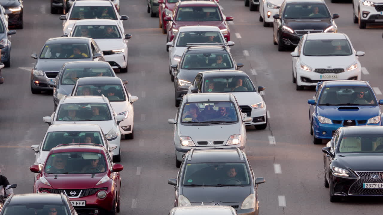Tráfico en una autopista de Barcelona durante la hora punta de la tarde