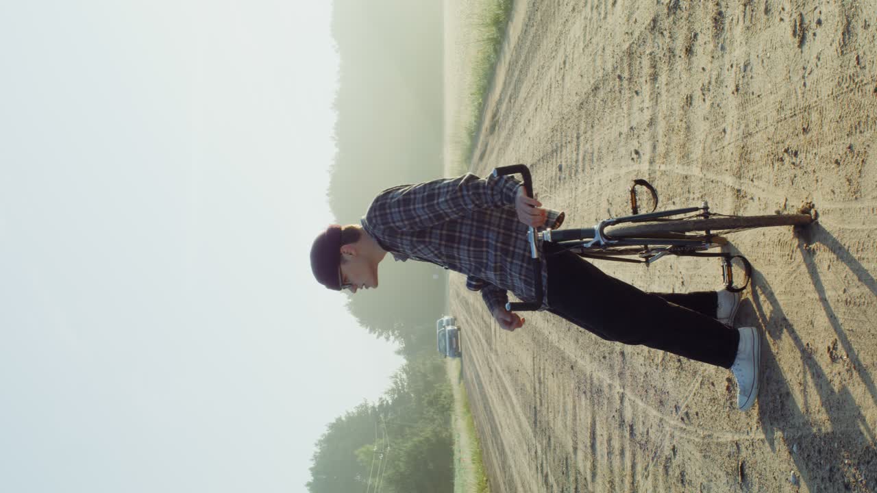 길 에 자전거 를 타고 있는 사람