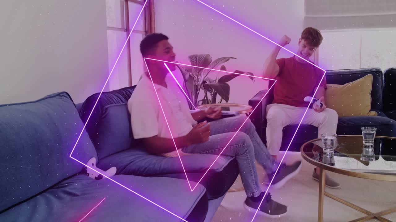 Due gamer che tengono in mano dei pad e giocano, uno dei due giocatori si sporge applaudendo, sovrapposizioni al neon incrociano i giocatori