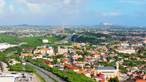 Drone-De-Izquierda-A-Derecha-Establece-El-Suburbio-Urbano-De-Willemstad-Debajo-Del-Puente-Reina-Juliana-Curazao