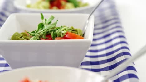 tres cuencos de pastas cocidas con tenedores
