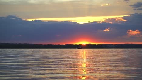 Sonnenuntergang-Am-Strand-Mit-Boot