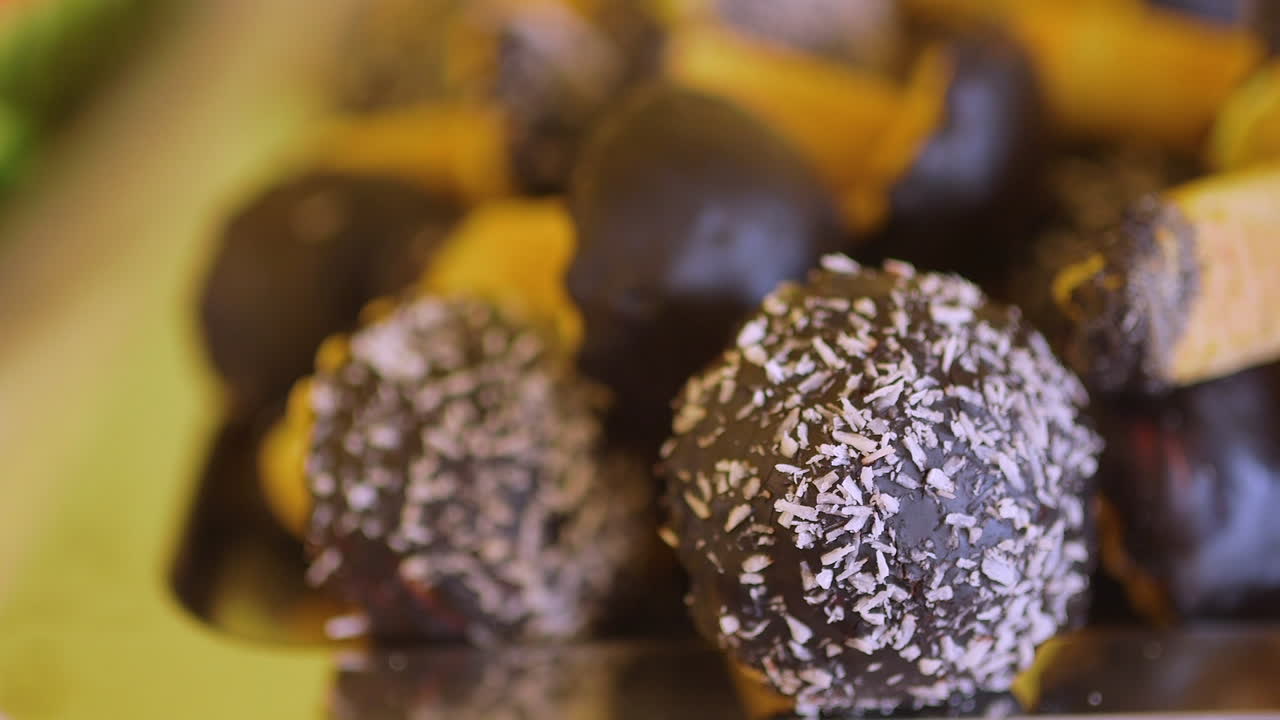 dulces de chocolate frescos en un plato