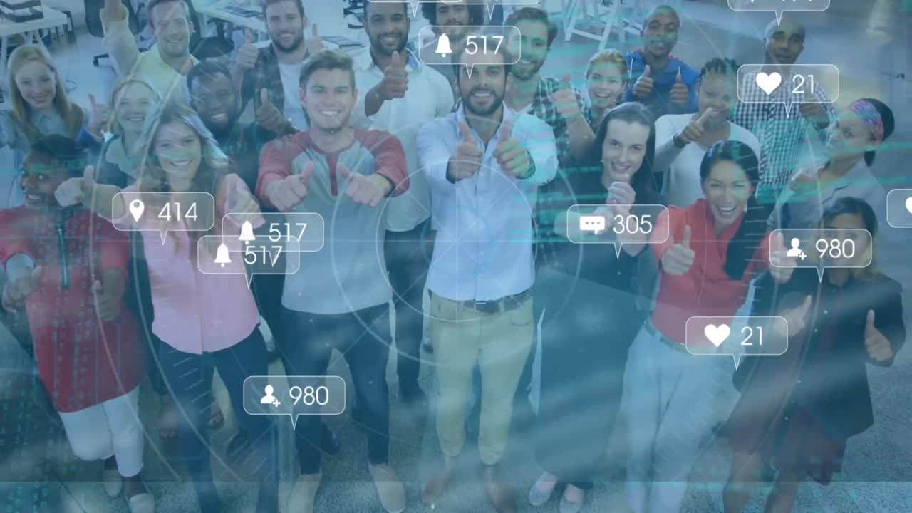 animación de iconos y números de redes sociales sobre diversas personas de negocios con los pulgares hacia arriba
