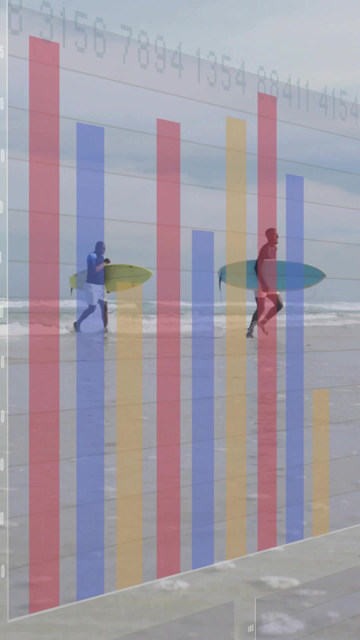 Video verticale: Due surfisti che trasportano le tavole corrono verso le onde, con un overlay di dati sulle mareggiate.
