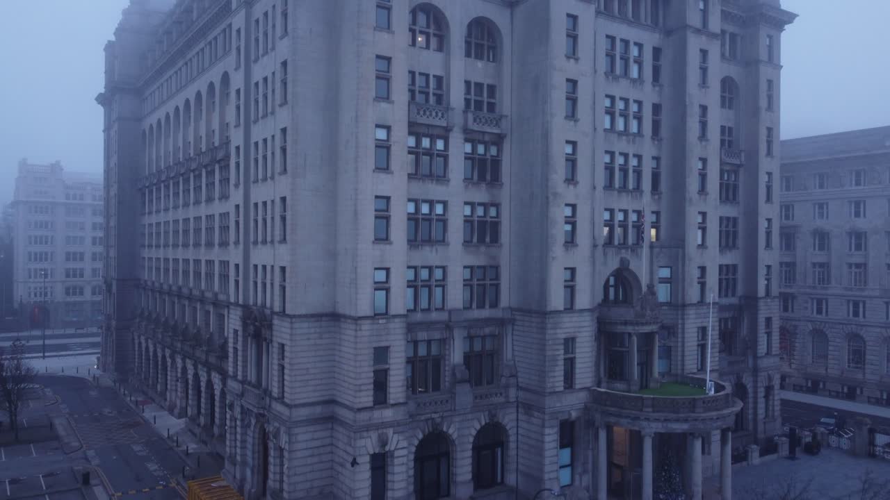 리버풀 시를 가로지르는 짙은 짙은 유령 안개가 초현실적인 시내 해안가의 공중 상향 전망