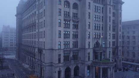 una espesa y densa niebla fantasmal cubre la ciudad de liverpool vista aérea hacia arriba del surrealista paseo marítimo del centro