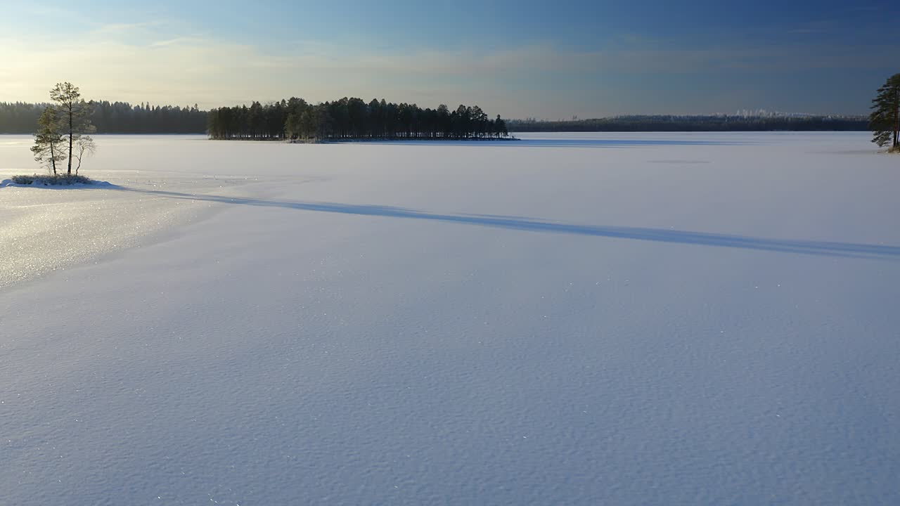 겨울 저녁 동안 얼어붙은 호수 위의 저고도 공중