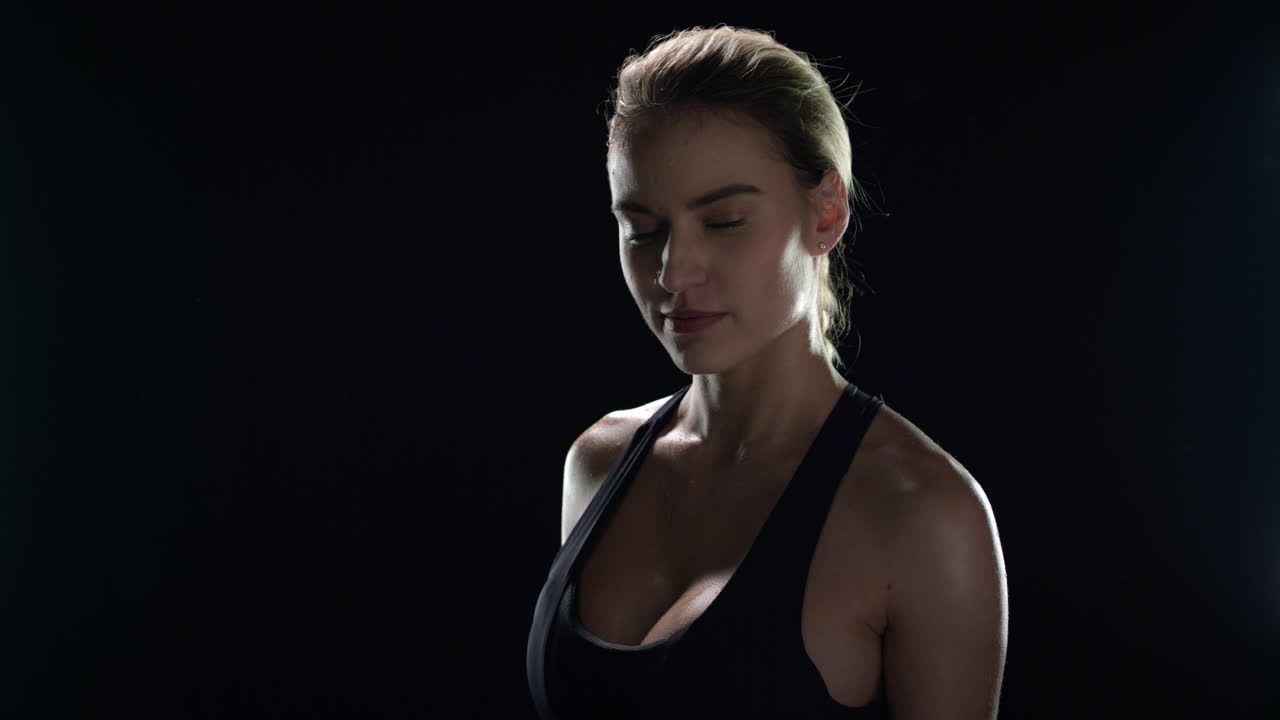 modelo de fitness posando con una toalla en el gimnasio