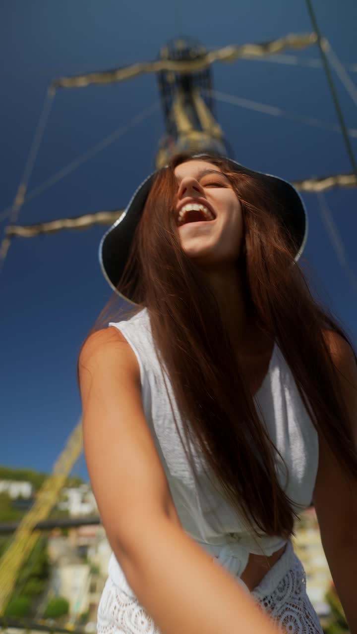 Ragazza felice che balla sul ponte di una nave pirata