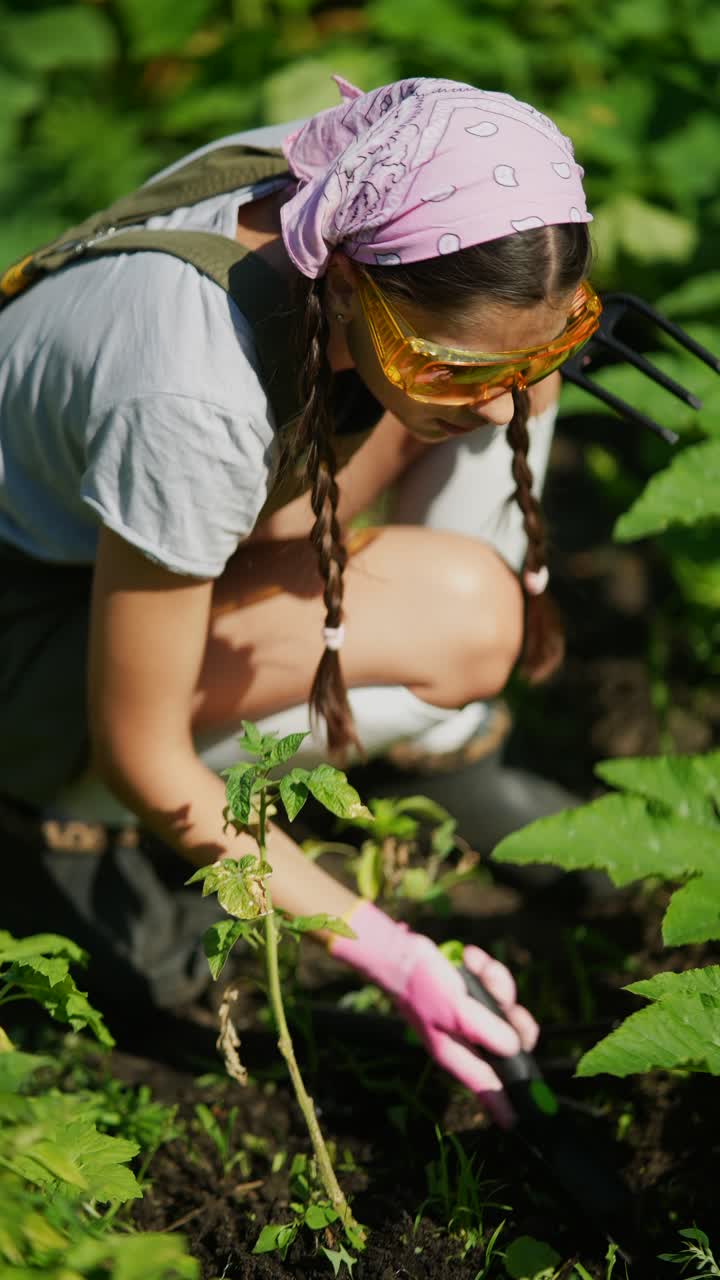 mujer jardinería en un parche de verduras