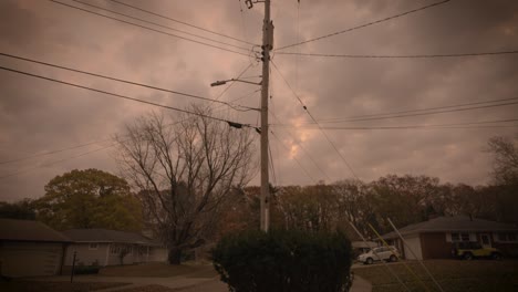 Un-Poste-De-Teléfono-En-El-Centro-De-Un-Cielo-Naranja-Lúgubre-Antes-De-Una-Intensa-Tormenta-De-Otoño