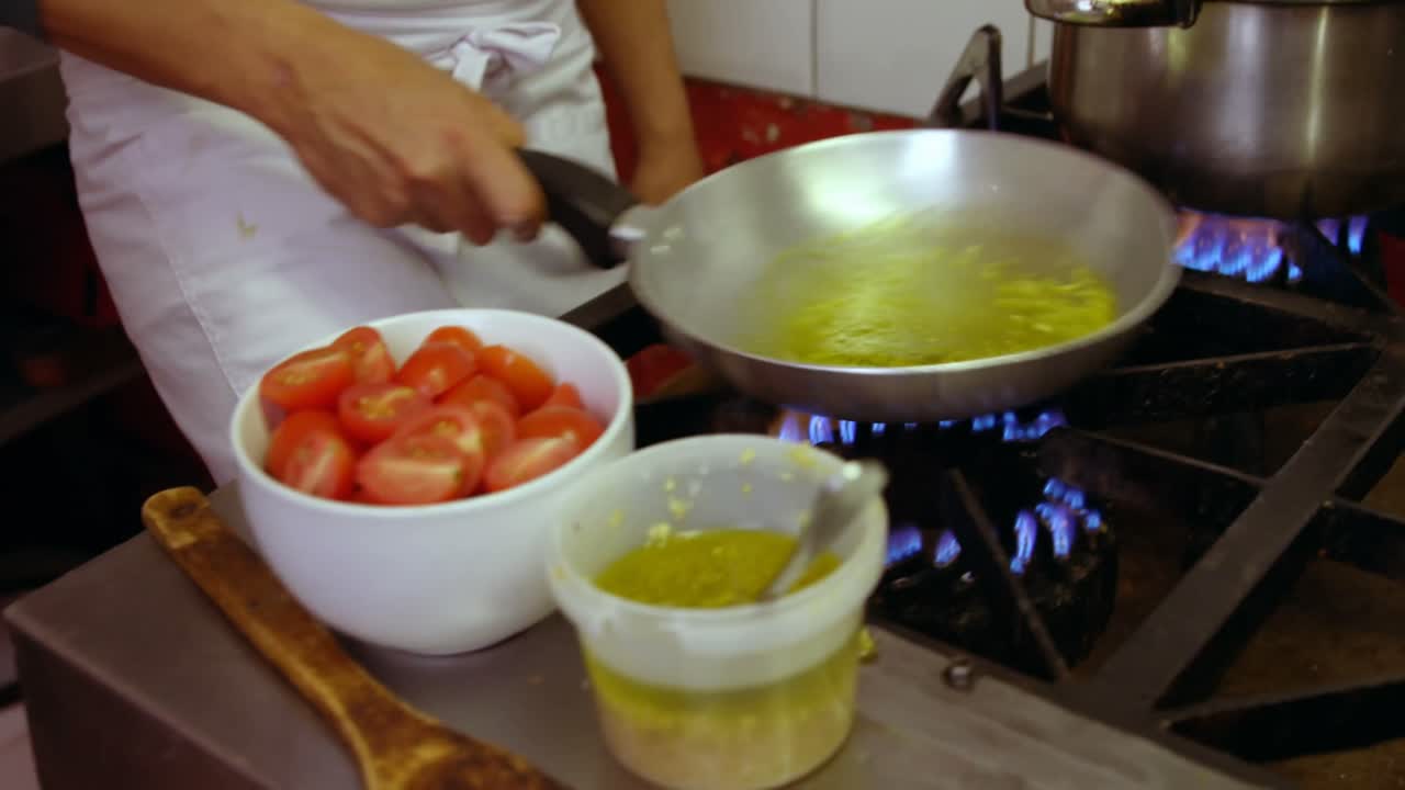 panadero preparando comida en la cocina 4k