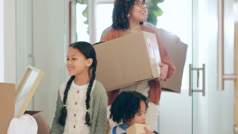 Familie,-Neues-Haus-Oder-Kisten-Mit-Lächeln-Zum-Umzug