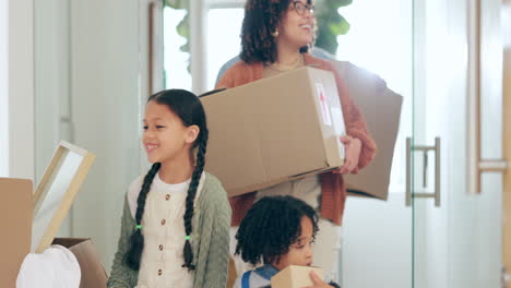 familia, casa nueva o cajas con sonrisa para mudarse