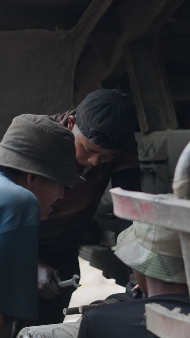 hombres trabajando juntos