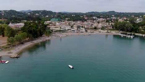 Vista-Aérea-De-La-Playa-De-Gouvia-En-La-Isla-De-Corfú